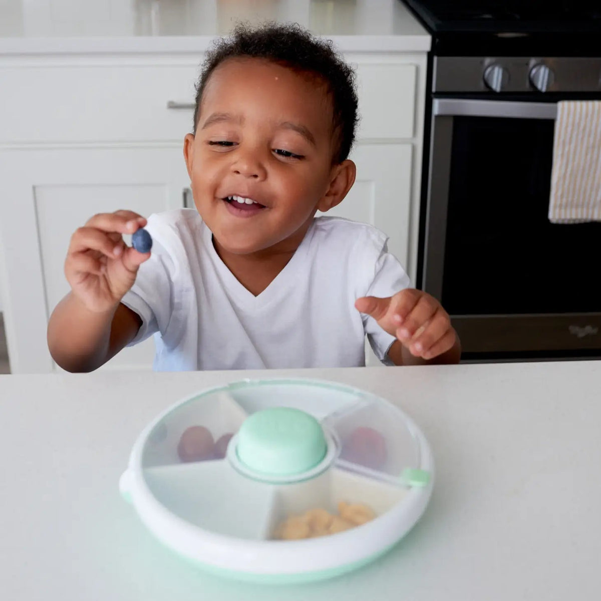 GoBe Kids en Instagram: Snack Spinner magic at its finest! ✨🍓🧀 Watch as  we fill our Snack Spinner with a burst of flavor and variety. Juicy  strawberries, plump blueberries, goldfish, string cheese