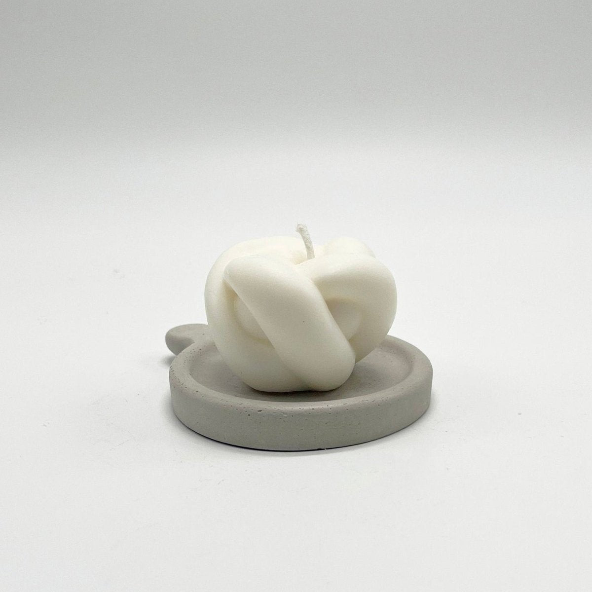 Uno Atelier Knot Candle - lily & onyx