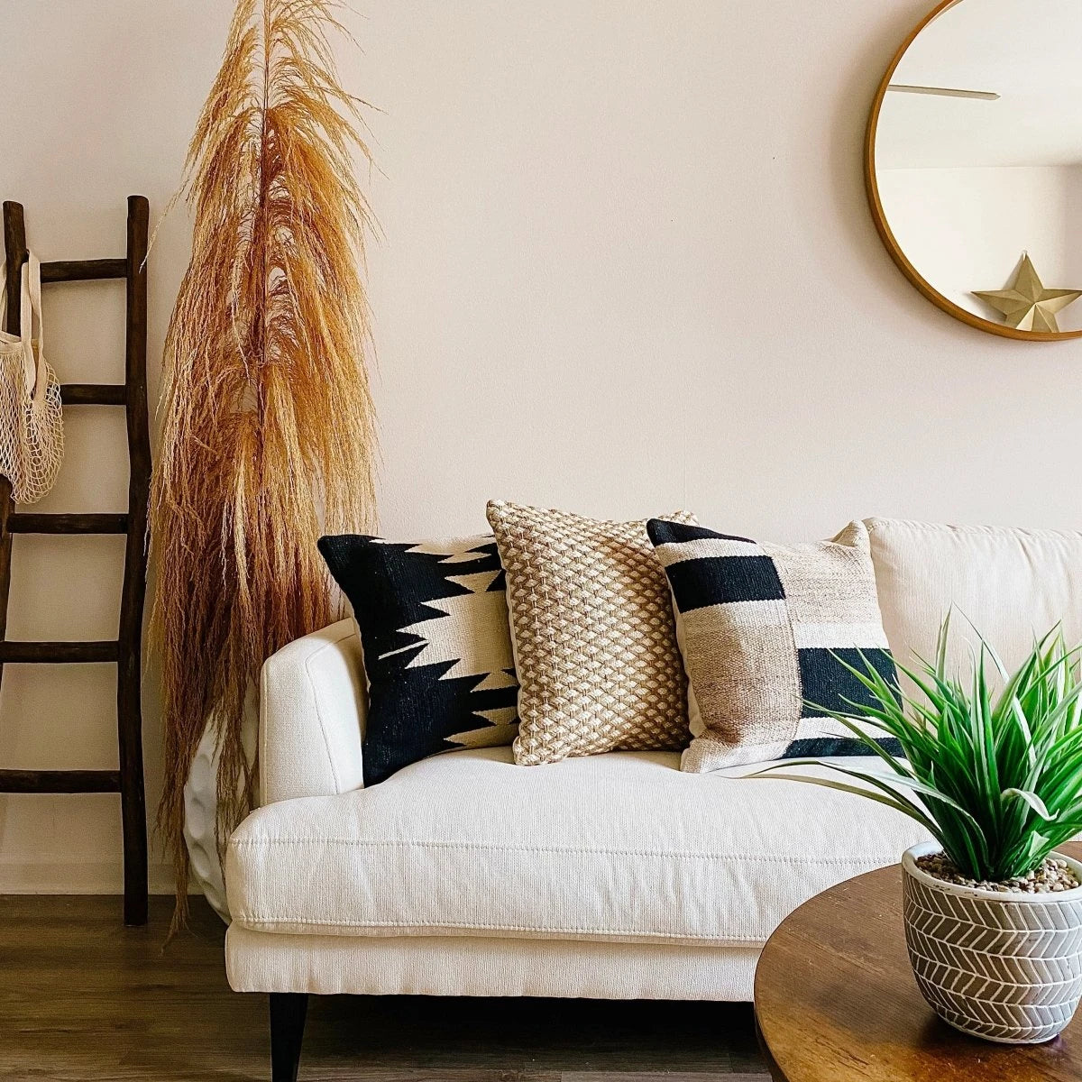 Busa Designs - lily & onyx