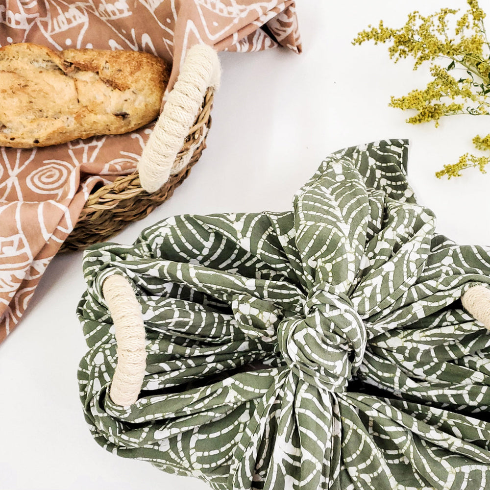 
                      
                        Bread Warmer & Basket Gift Set with Tea Towel - Flower
                      
                    
