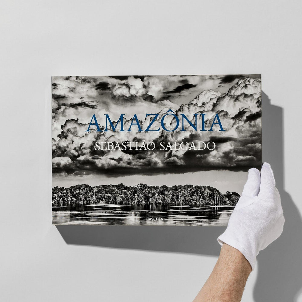 
                      
                        Sebastião Salgado. Amazônia (Spanish)
                      
                    