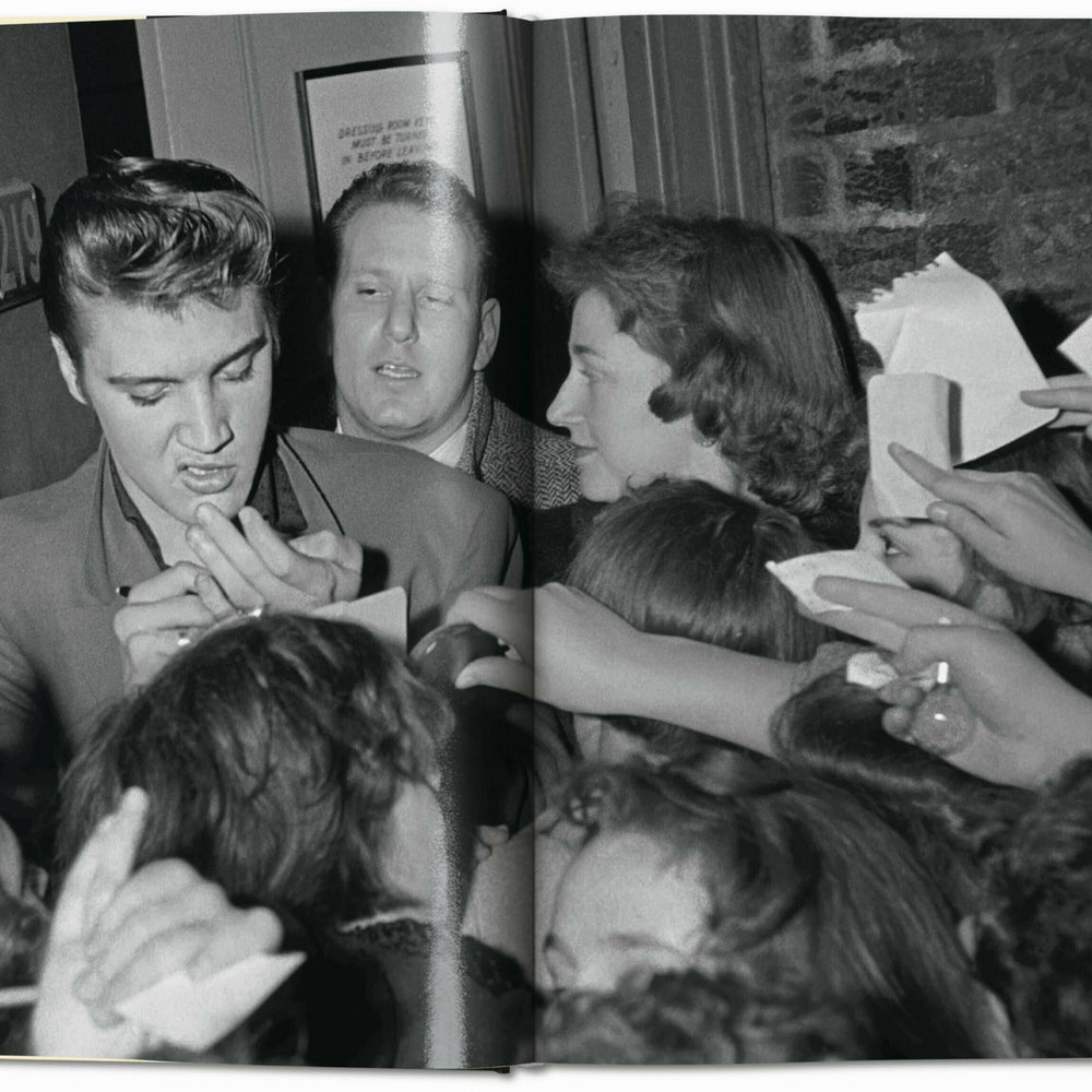 
                      
                        Alfred Wertheimer. Elvis and the Birth of Rock and Roll (German, French, English)
                      
                    