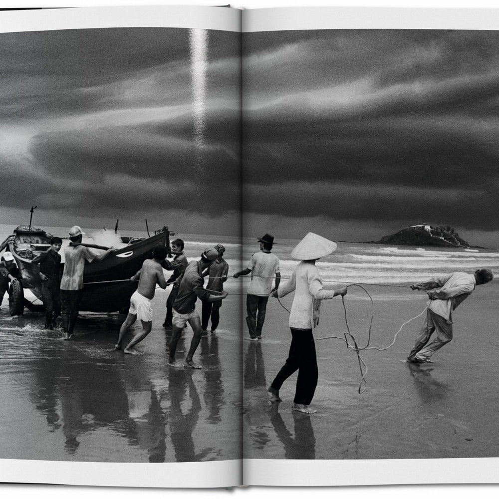 
                      
                        Sebastião Salgado. Exodus (English)
                      
                    
