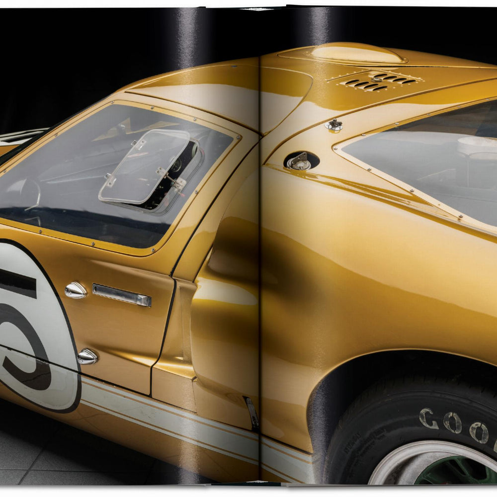 
                      
                        Sports Cars. 40th Ed. (English)
                      
                    