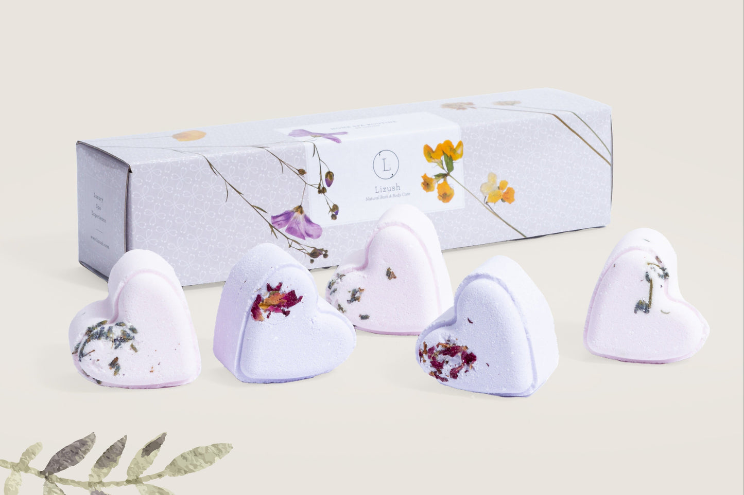 Set of 5 heart-shaped shower steamers in a decorative gift box by Lizush, customizable with a name on the lid.