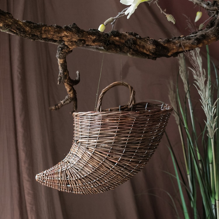 
                      
                        Horn Shape Willow Hanging Basket Planter
                      
                    