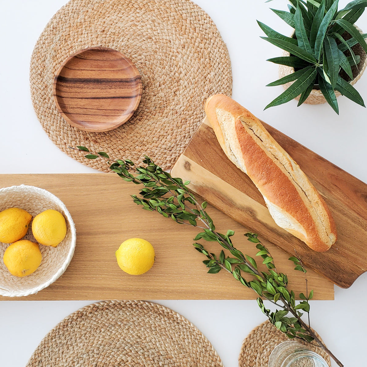 Natural seagrass woven round placemat with scalloped edge, boho table decor