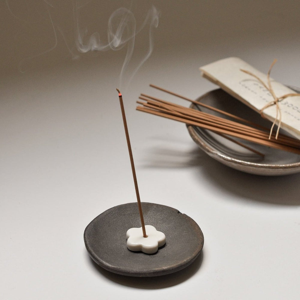 CEDAR AND MYRRH Aged Indian Sandalwood Incense Stick Set with Ceramic Flower Holder – 30 Sticks - lily & onyx