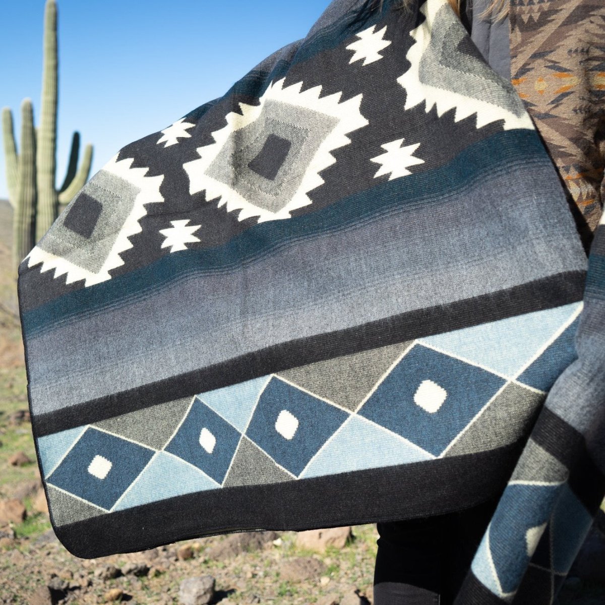 Alpaca Threadz Handmade Alpaca Wool Blanket - Midnight | Queen Size
