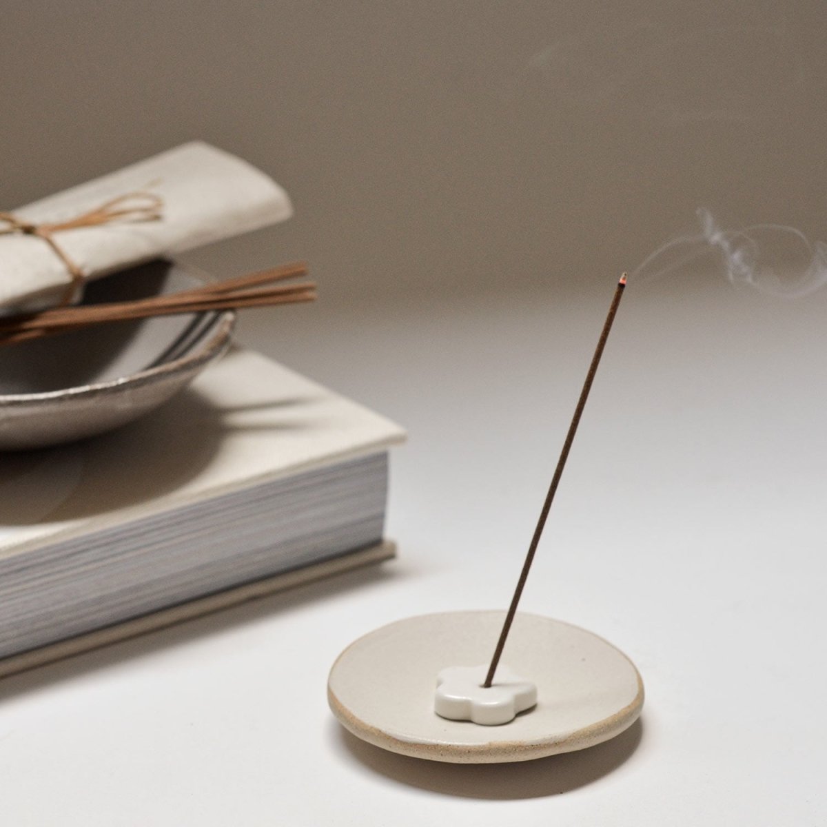 CEDAR AND MYRRH Cedarwood Incense Stick Set with Ceramic Flower Holder – 30 Sticks - lily & onyx