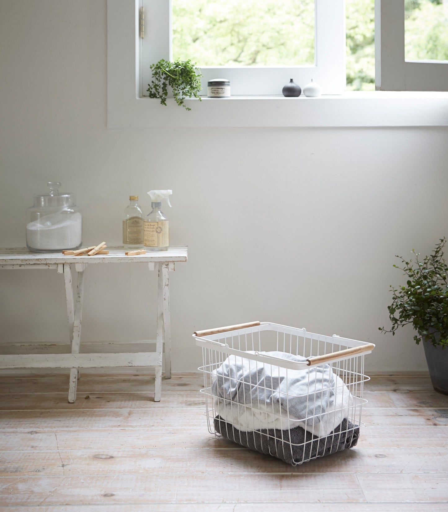 Wire Basket with Wood Handles