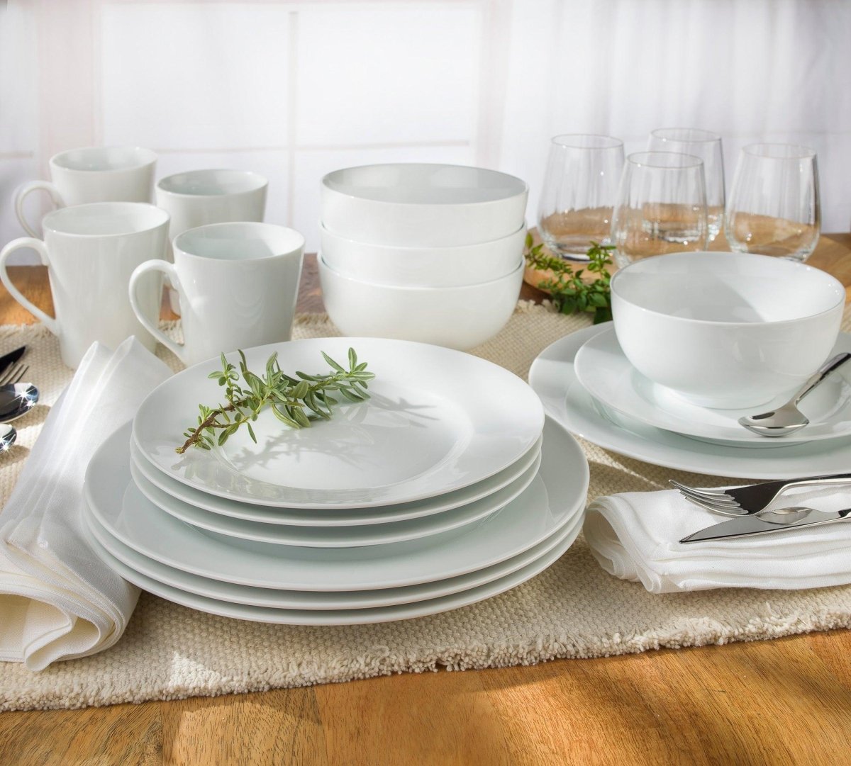 Euro Ceramica Claire 16 Piece Porcelain Dinnerware Set - Pure White Classic Rim