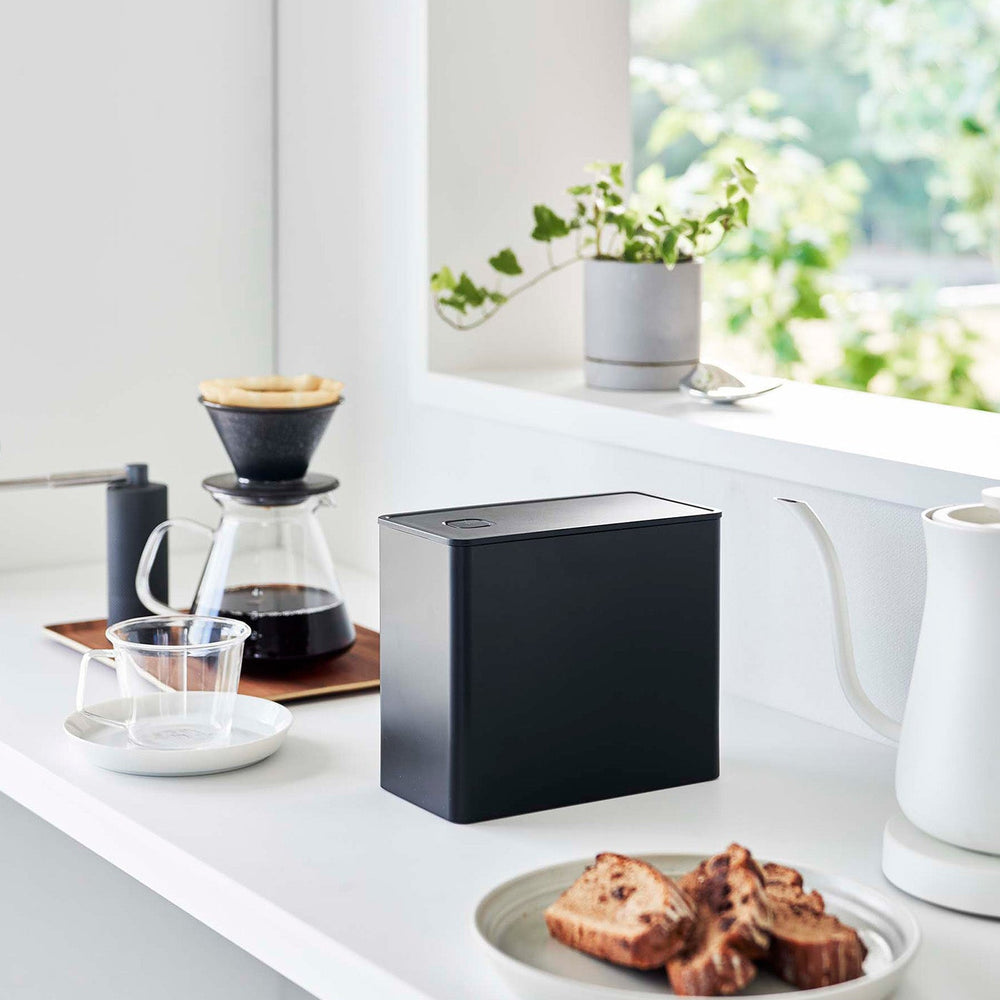 
                      
                        Vacuum-Sealing Coffee Storage
                      
                    