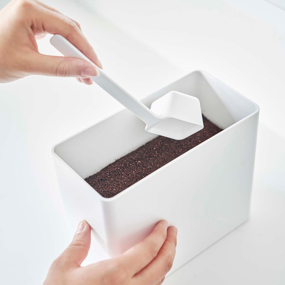 
                      
                        Vacuum-Sealing Coffee Storage
                      
                    