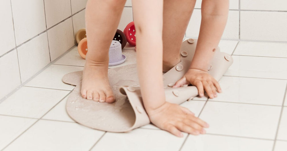 
                      
                        oyoy.us Ling Ling Panda Bath Mat - lily & onyx
                      
                    