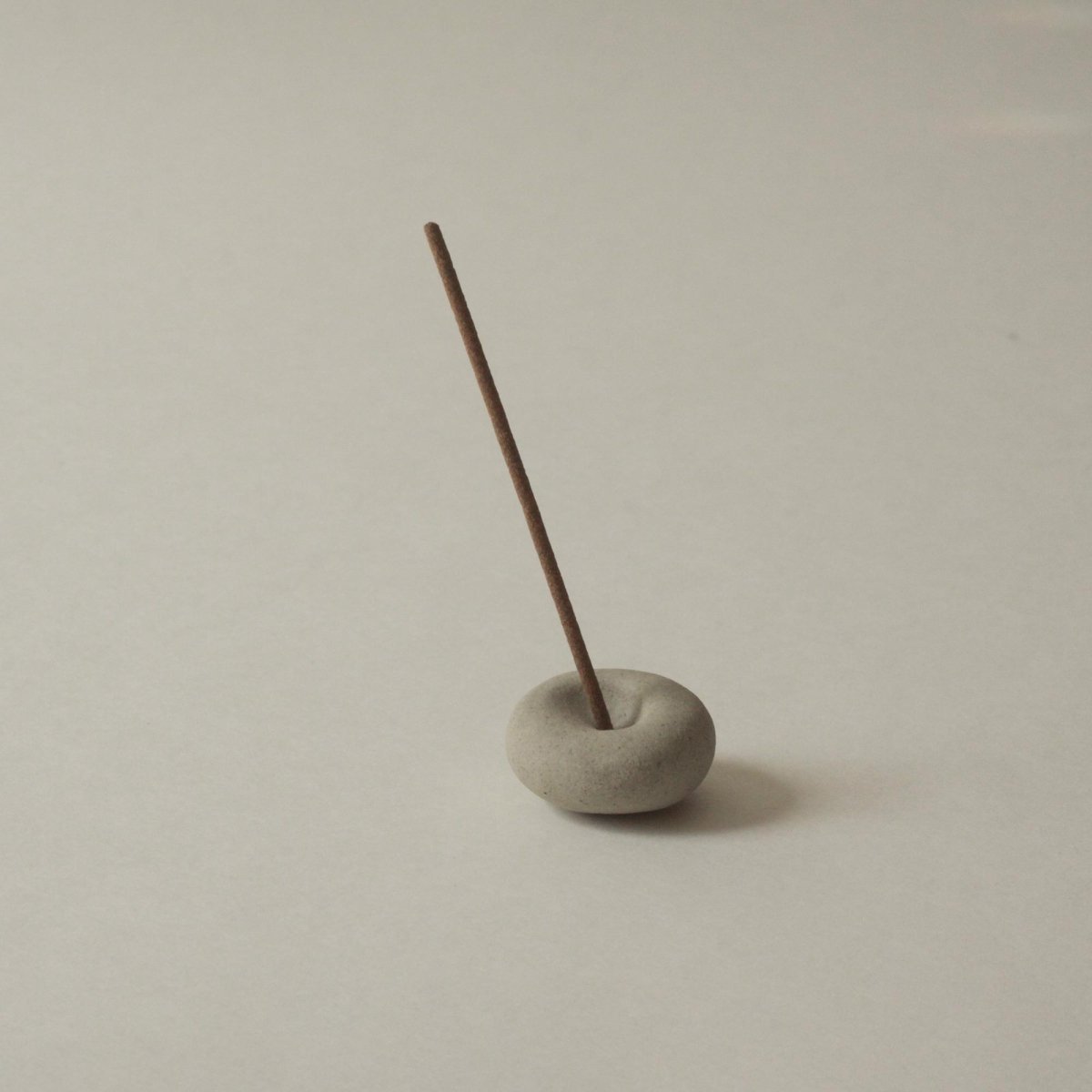 CEDAR AND MYRRH Mini Light Gray Ceramic Pebble Incense Holder - lily & onyx