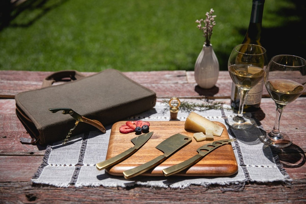 
                      
                        Picnic Time Family of Brands Monterey Travel Cheese Knife Set - lily & onyx
                      
                    