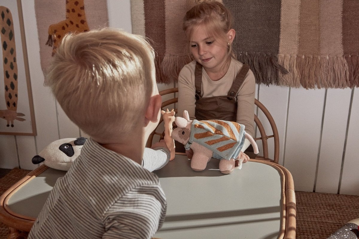 oyoy.us Hugo Mini Pig - Rose