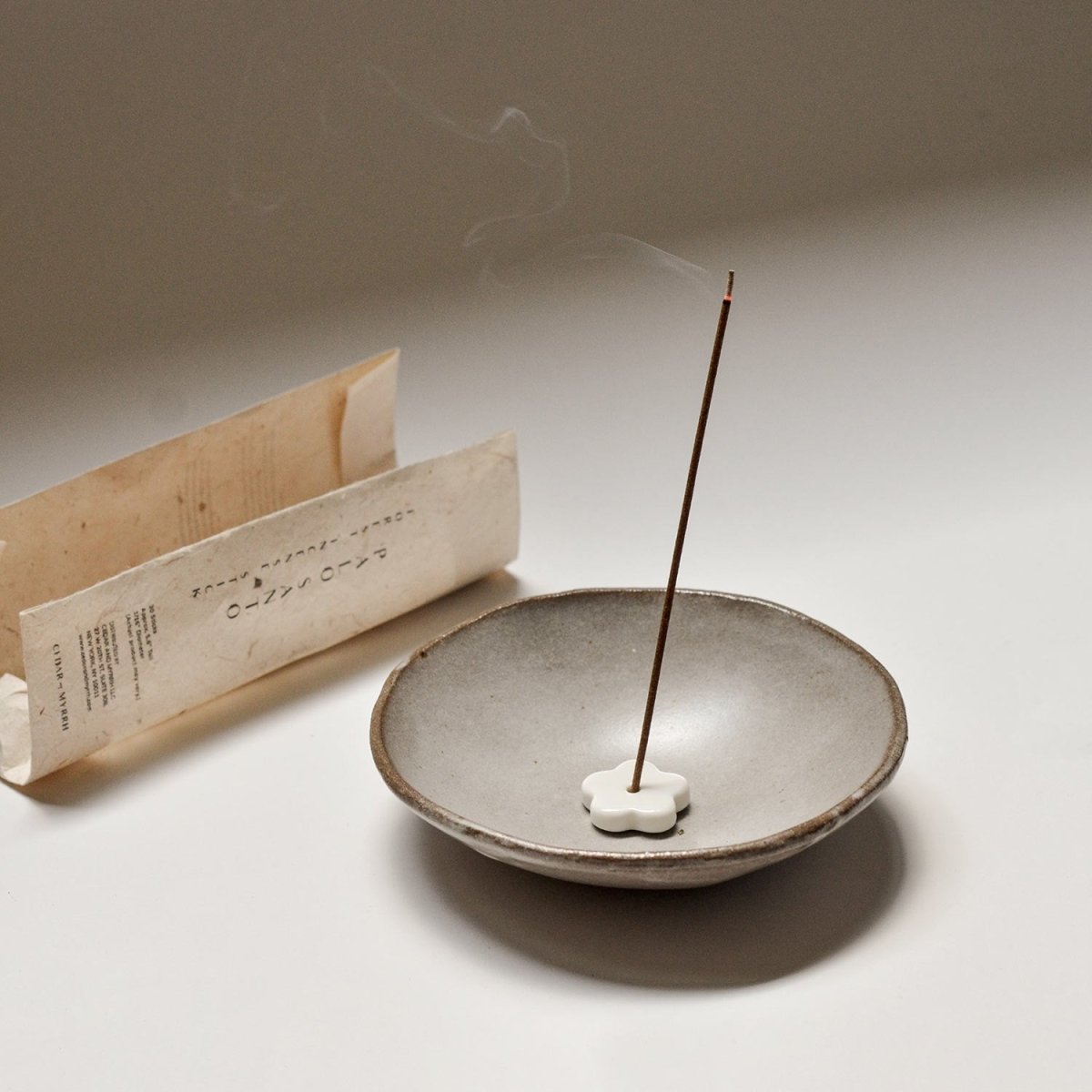 CEDAR AND MYRRH Palo Santo Incense Stick Set with Ceramic Flower Holder – 30 Sticks - lily & onyx