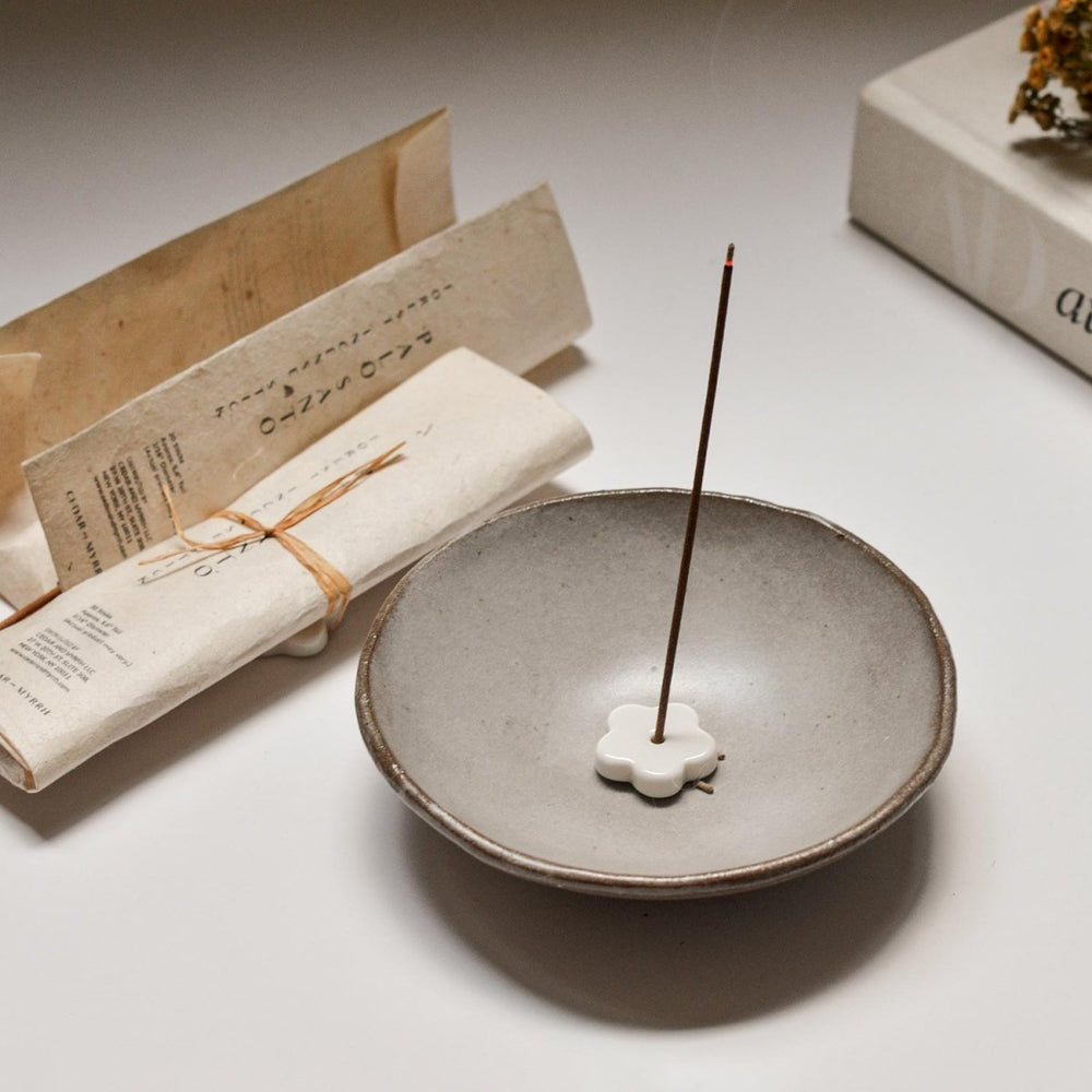 
                      
                        CEDAR AND MYRRH Palo Santo Incense Stick Set with Ceramic Flower Holder – 30 Sticks - lily & onyx
                      
                    