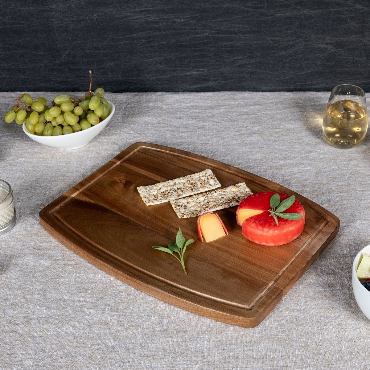 Picnic Time Family of Brands Ovale Acacia Cutting Board
