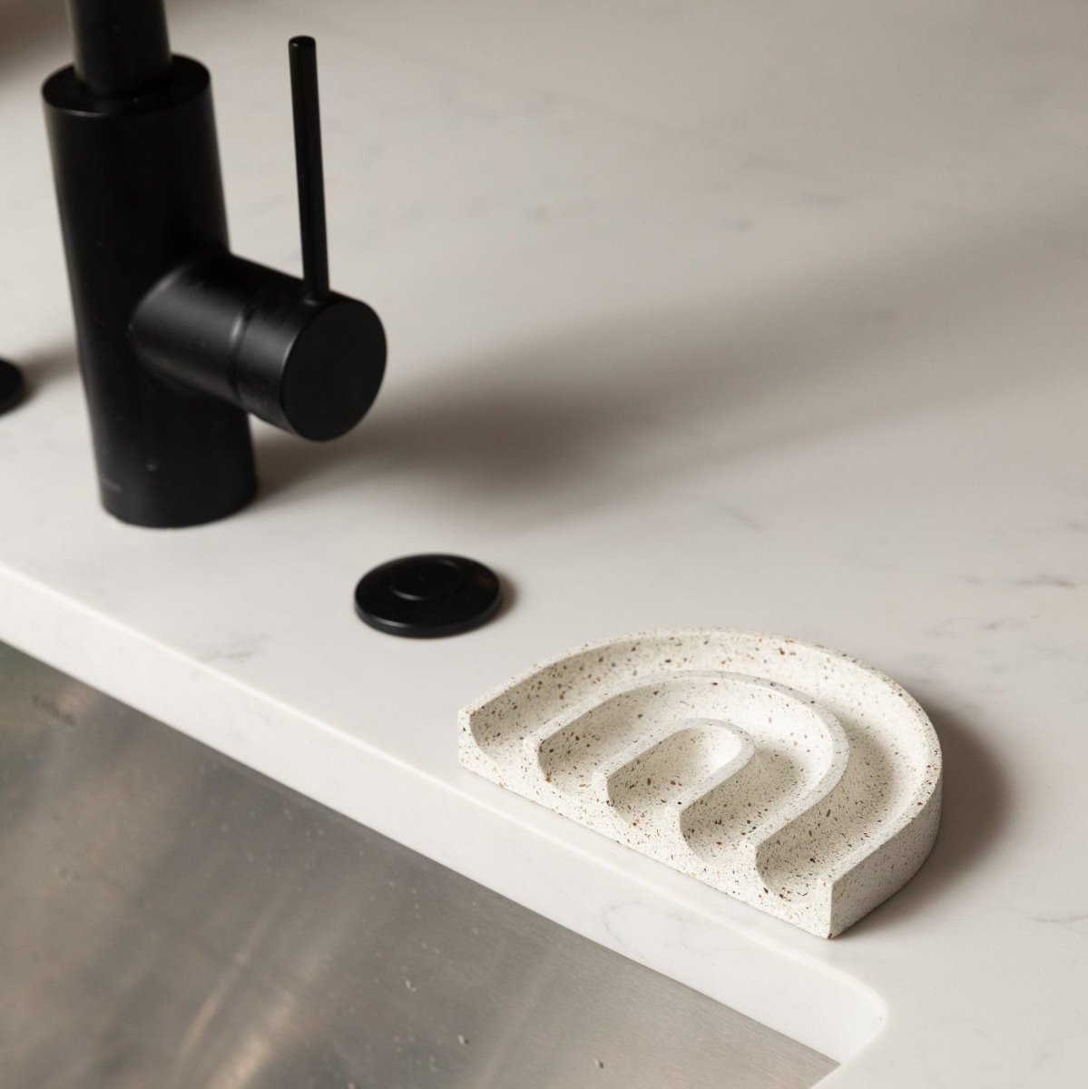 Pretti.Cool Sponge Rest & Soap Dish | White Terrazzo