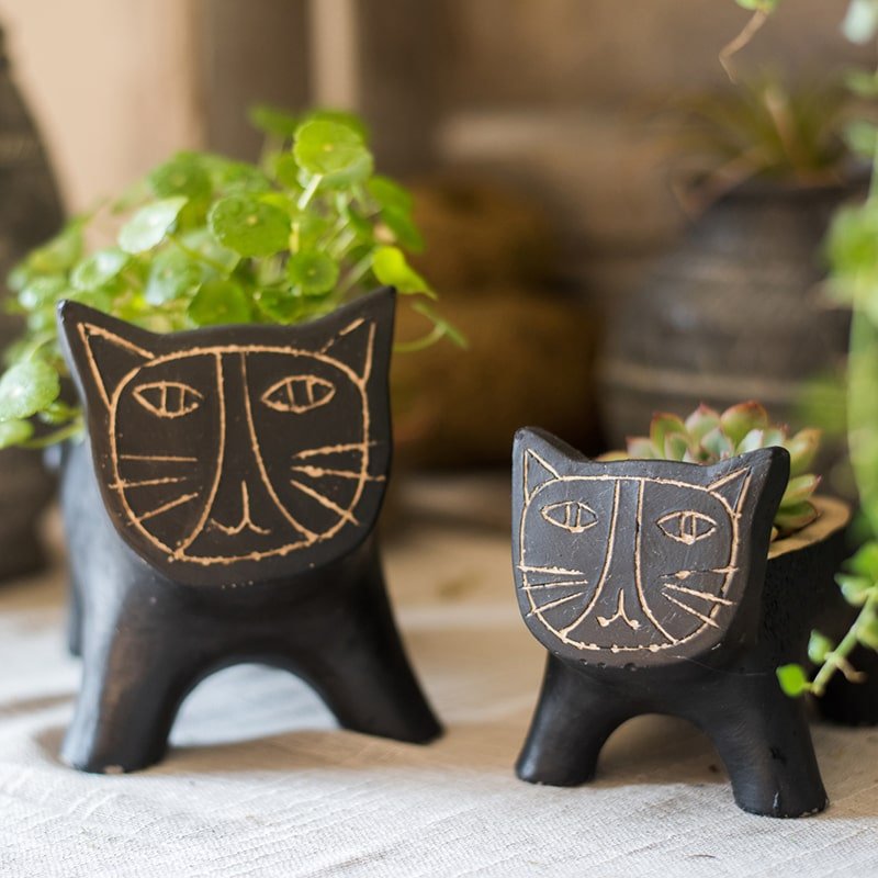 Rustic Reach Cat Shape Small Planter in Concrete