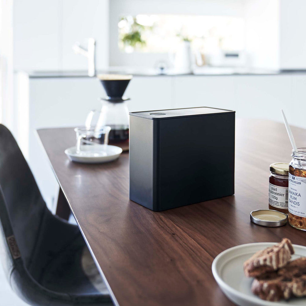 
                      
                        Vacuum-Sealing Coffee Storage
                      
                    