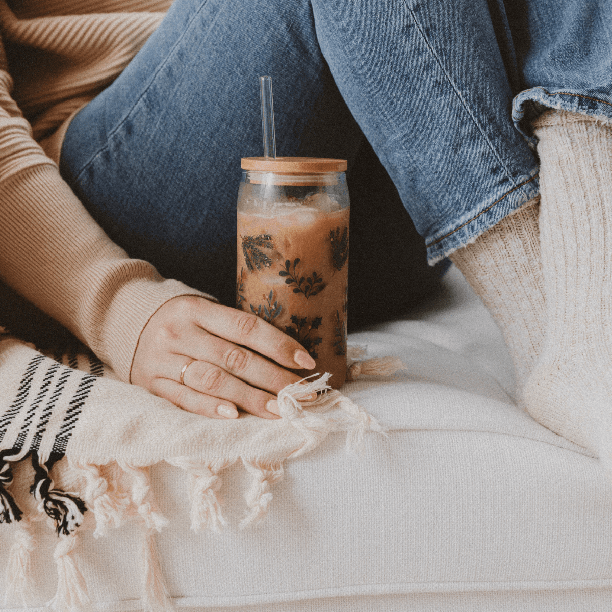 Sweet Water Decor Holly Can Glass with Bamboo Lid & Straw, 17 oz Festive Greenery