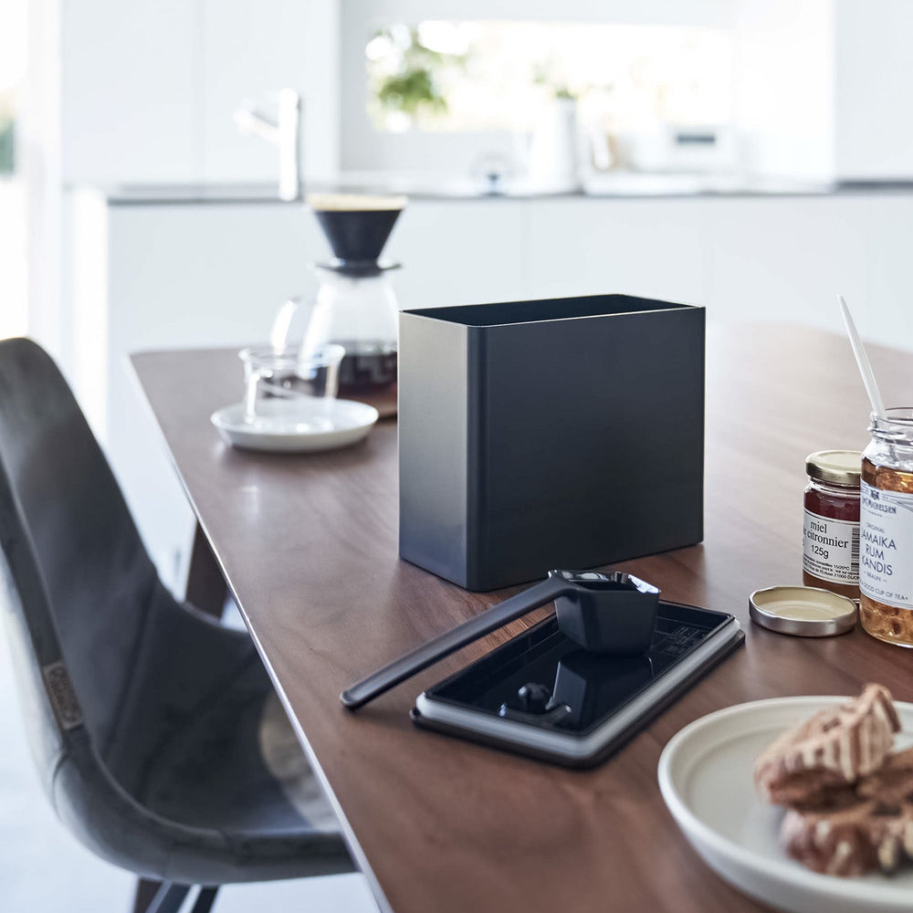 
                      
                        Vacuum-Sealing Coffee Storage
                      
                    