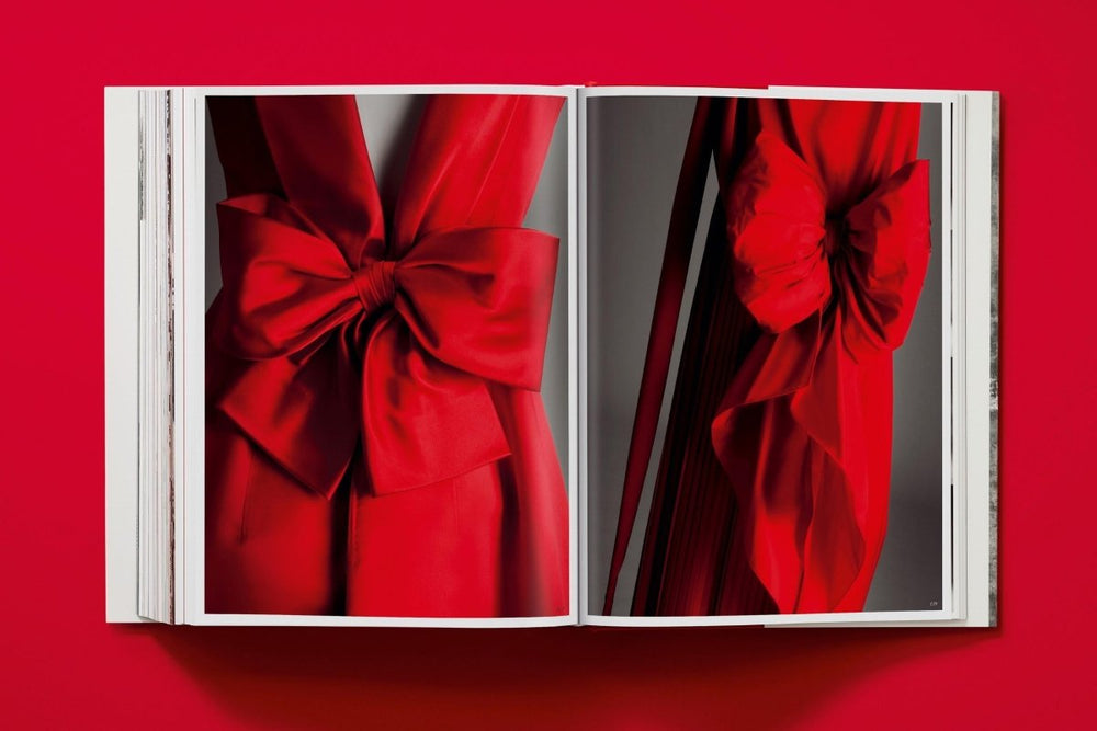 
                      
                        TASCHEN Valentino. A Grand Italian Epic (English)
                      
                    