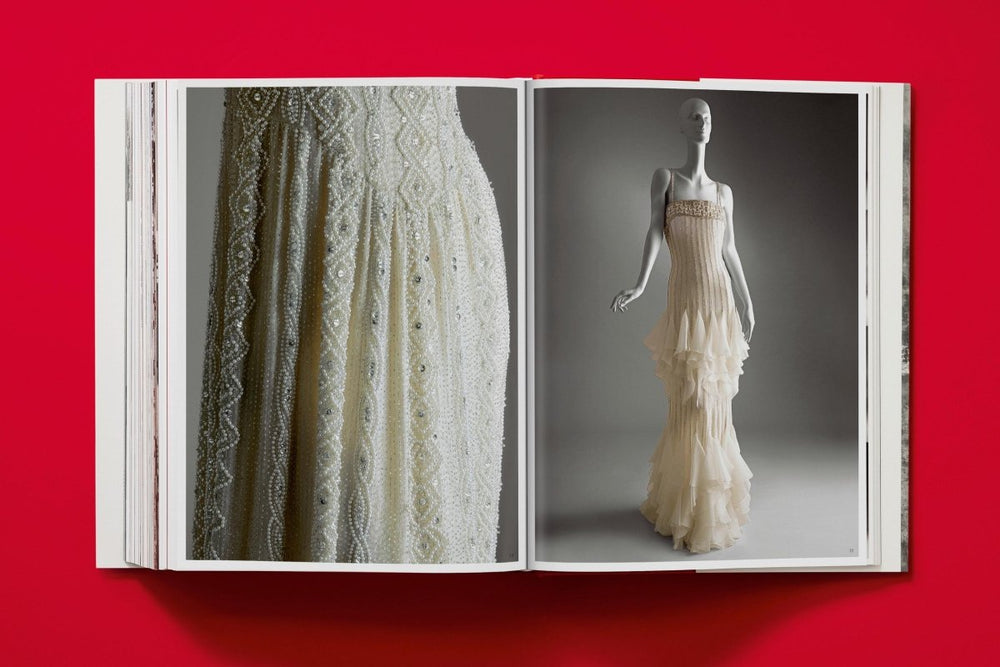
                      
                        TASCHEN Valentino. A Grand Italian Epic (English)
                      
                    