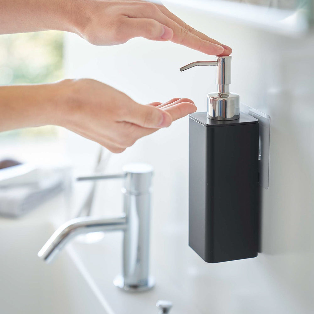 
                      
                        Traceless Adhesive Soap Dispenser
                      
                    