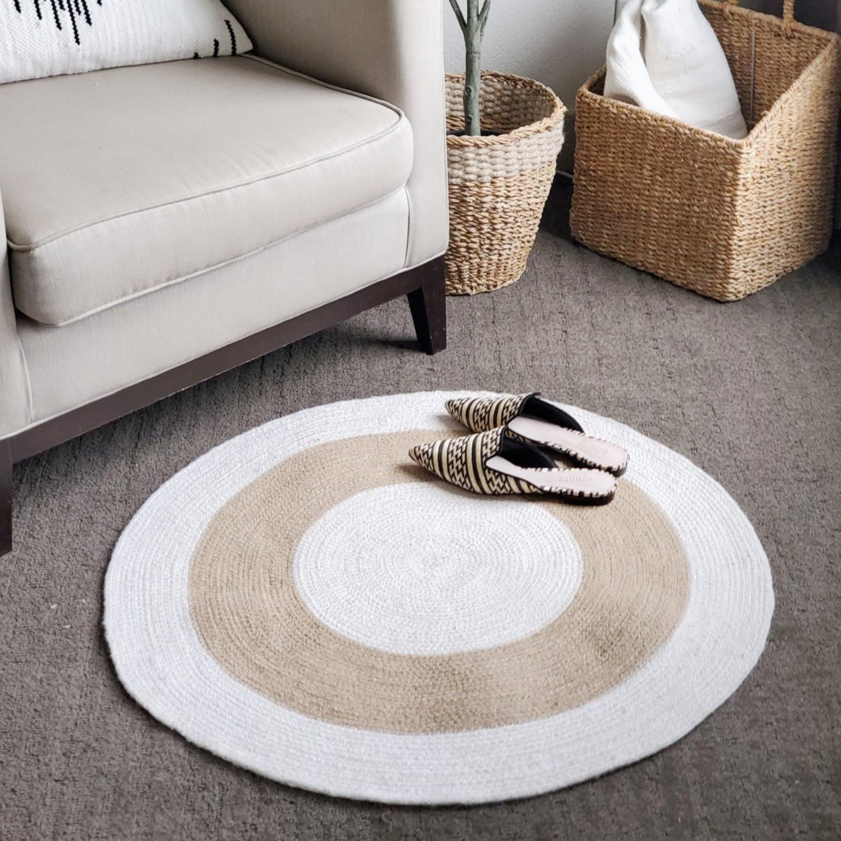 KORISSA Agora Jute Rug, 31" Round - lily & onyx