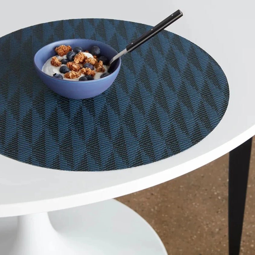
                      
                        Chilewich Arrow Round Placemat - lily & onyx
                      
                    