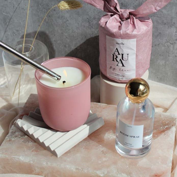 
                      
                        esselleSF AURA Fig Tree | 8 Oz Glass Candle | Fig, Geranium, Jasmine, Patchouli & Grapefruit - lily & onyx
                      
                    