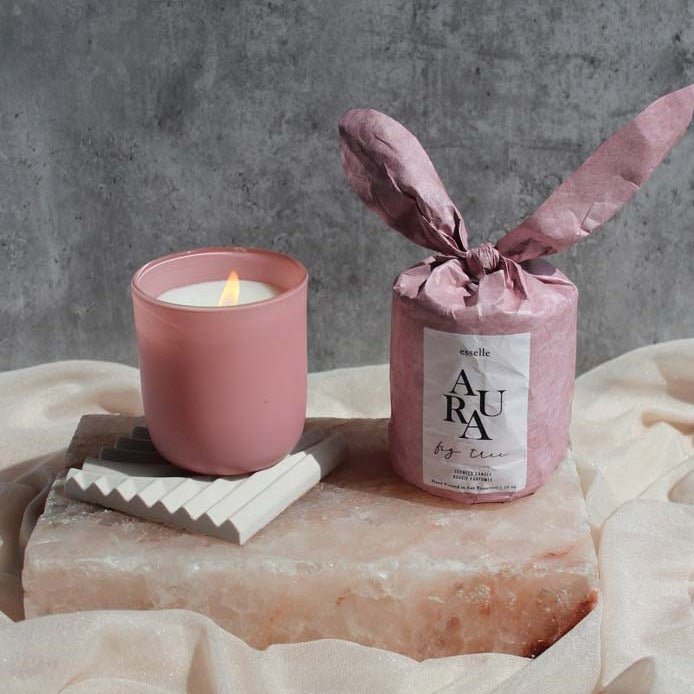 
                      
                        esselleSF AURA Fig Tree | 8 Oz Glass Candle | Fig, Geranium, Jasmine, Patchouli & Grapefruit - lily & onyx
                      
                    