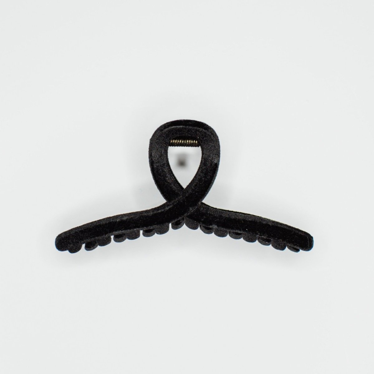 Load image into Gallery viewer, Denim &amp;amp; Daisy Black Velvet Loop Hair Claw - lily &amp;amp; onyx
