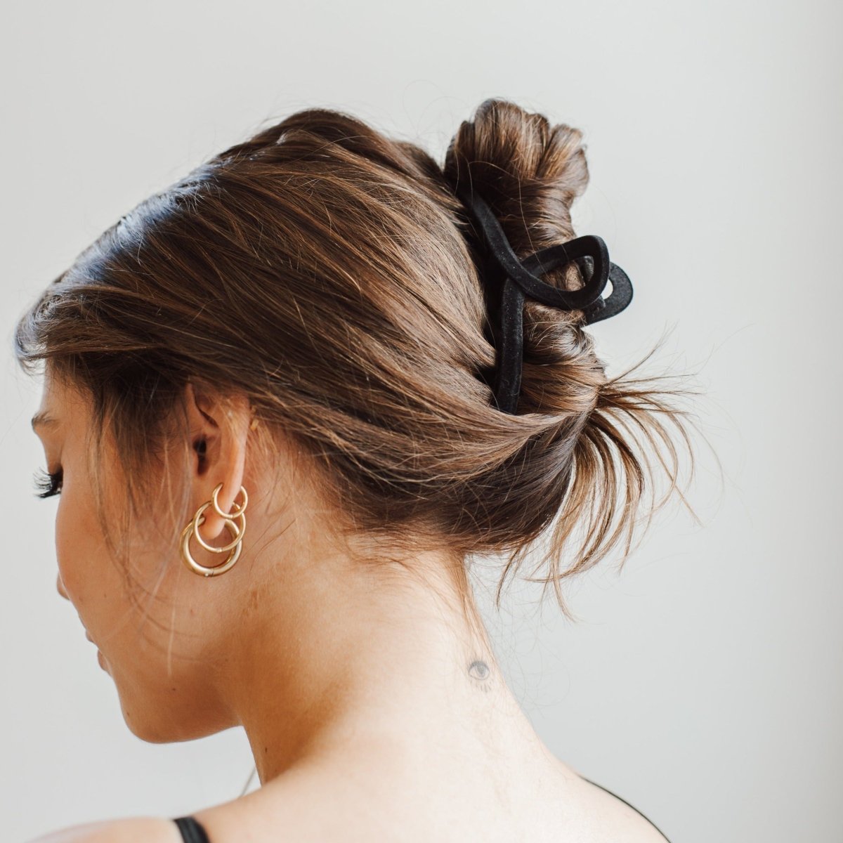 Load image into Gallery viewer, Denim &amp;amp; Daisy Black Velvet Loop Hair Claw - lily &amp;amp; onyx
