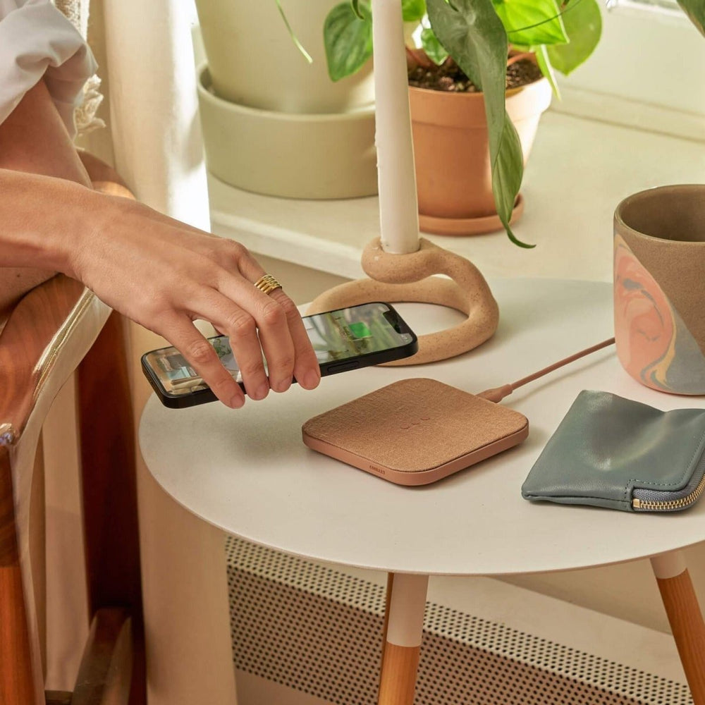 
                      
                        Courant Catch: 1 Essentials Single Device Wireless Charger in Belgian Linen - lily & onyx
                      
                    