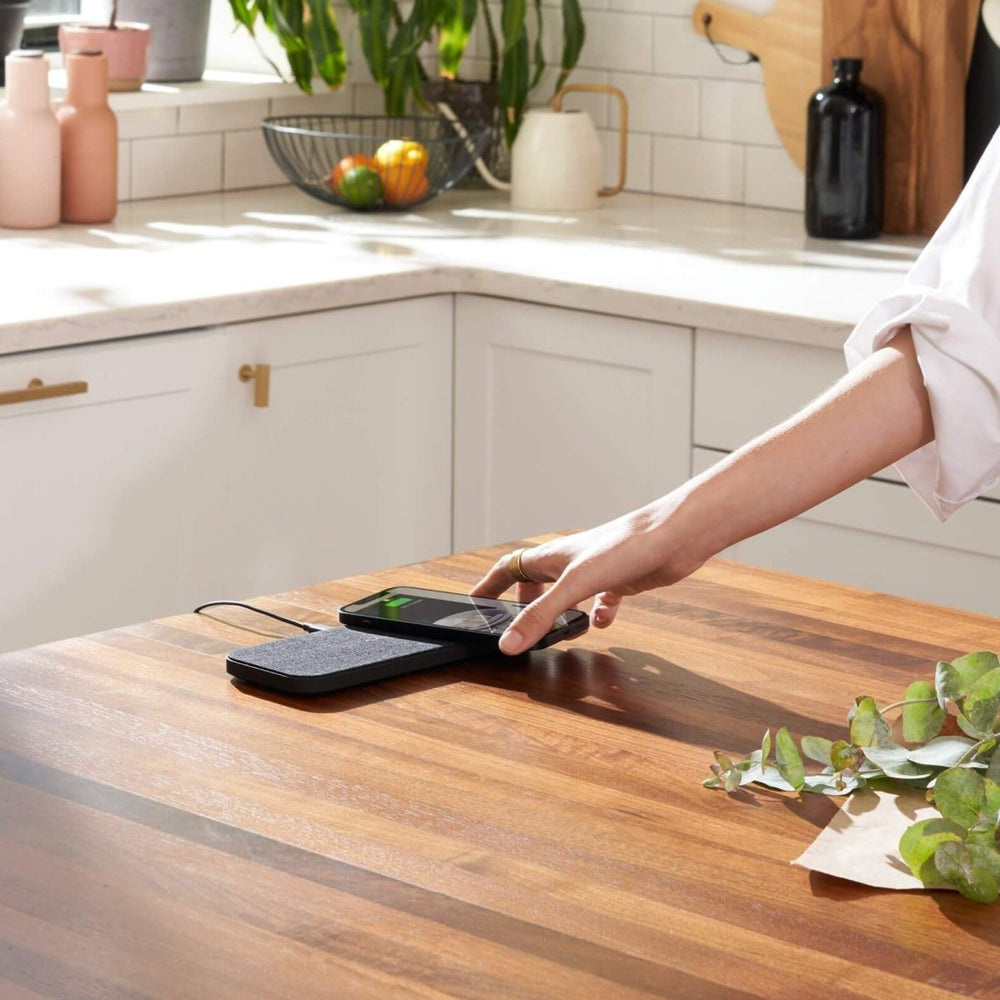 
                      
                        Courant Catch: 2 Essentials Multi Device Wireless Charger in Belgian Linen - lily & onyx
                      
                    