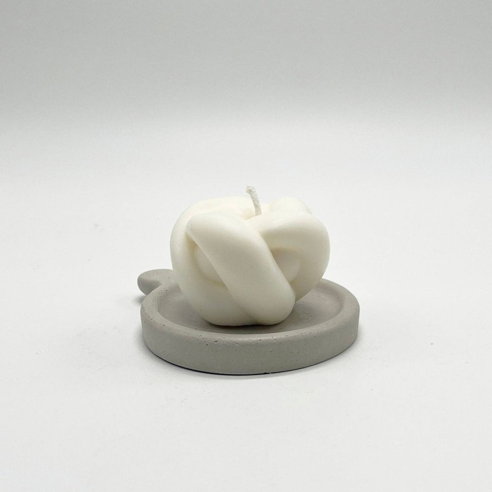 
                      
                        Uno Atelier Knot Candle - lily & onyx
                      
                    