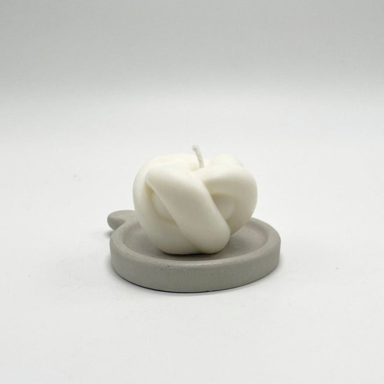 Load image into Gallery viewer, Uno Atelier Knot Candle - lily &amp;amp; onyx

