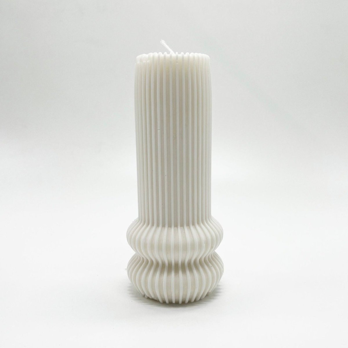 Load image into Gallery viewer, Uno Atelier Mika Pillar Candle - lily &amp;amp; onyx
