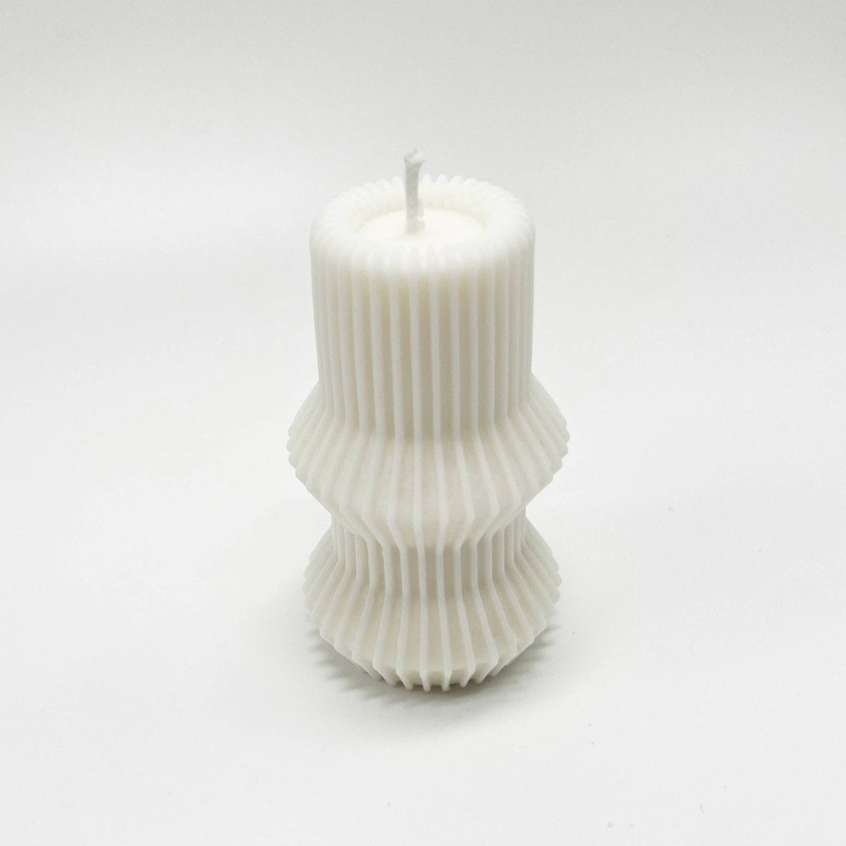 Uno Atelier Mika Pillar Candle - lily & onyx