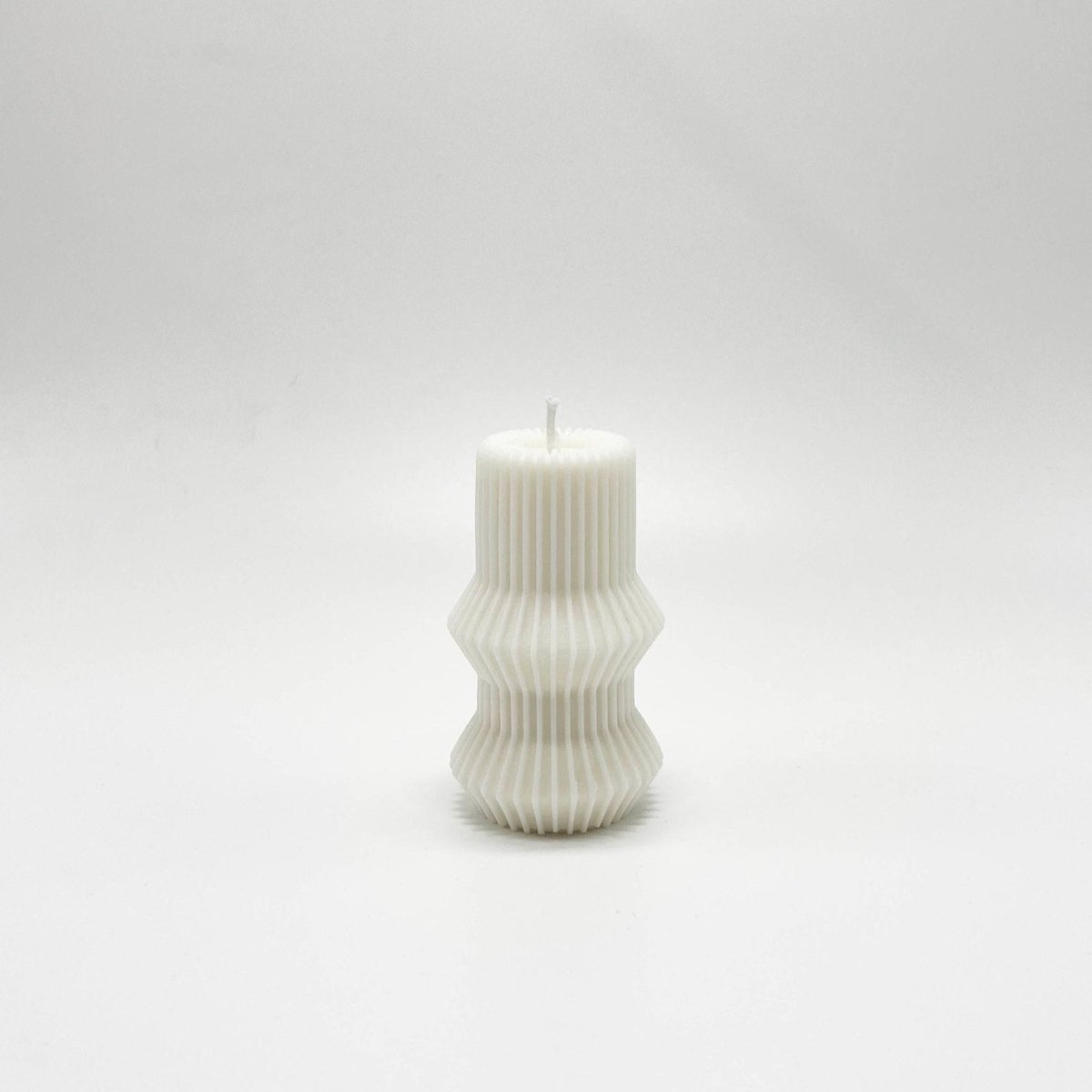 Uno Atelier Mika Pillar Candle - lily & onyx