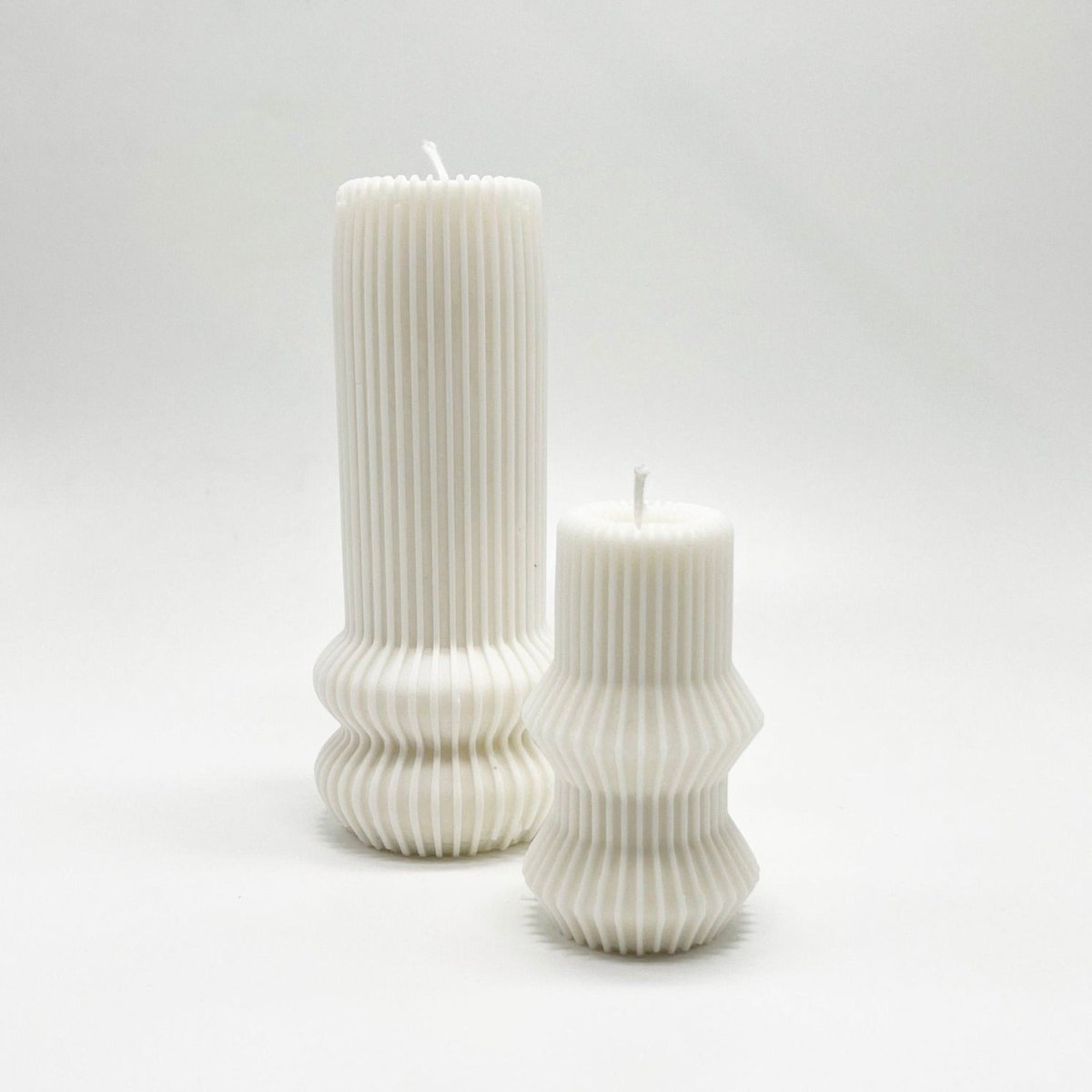 Load image into Gallery viewer, Uno Atelier Mika Pillar Candle - lily &amp;amp; onyx
