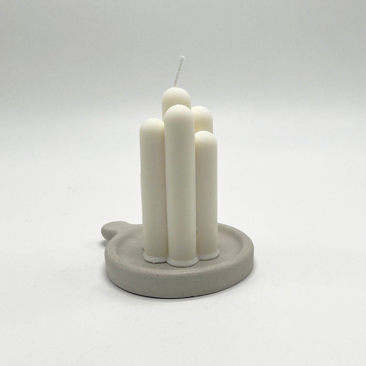 Load image into Gallery viewer, Uno Atelier Mora Candle - lily &amp;amp; onyx
