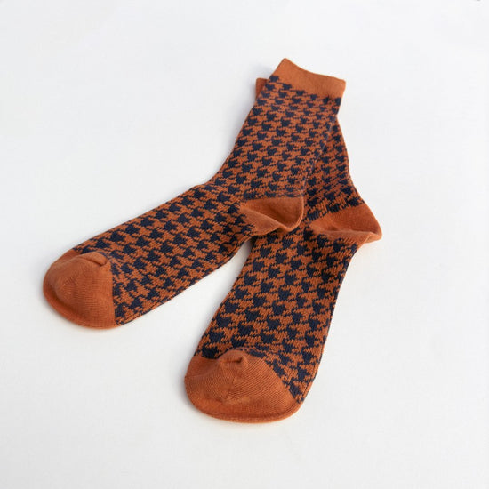 Load image into Gallery viewer, Denim &amp;amp; Daisy Pumpkin Houndstooth Socks - lily &amp;amp; onyx

