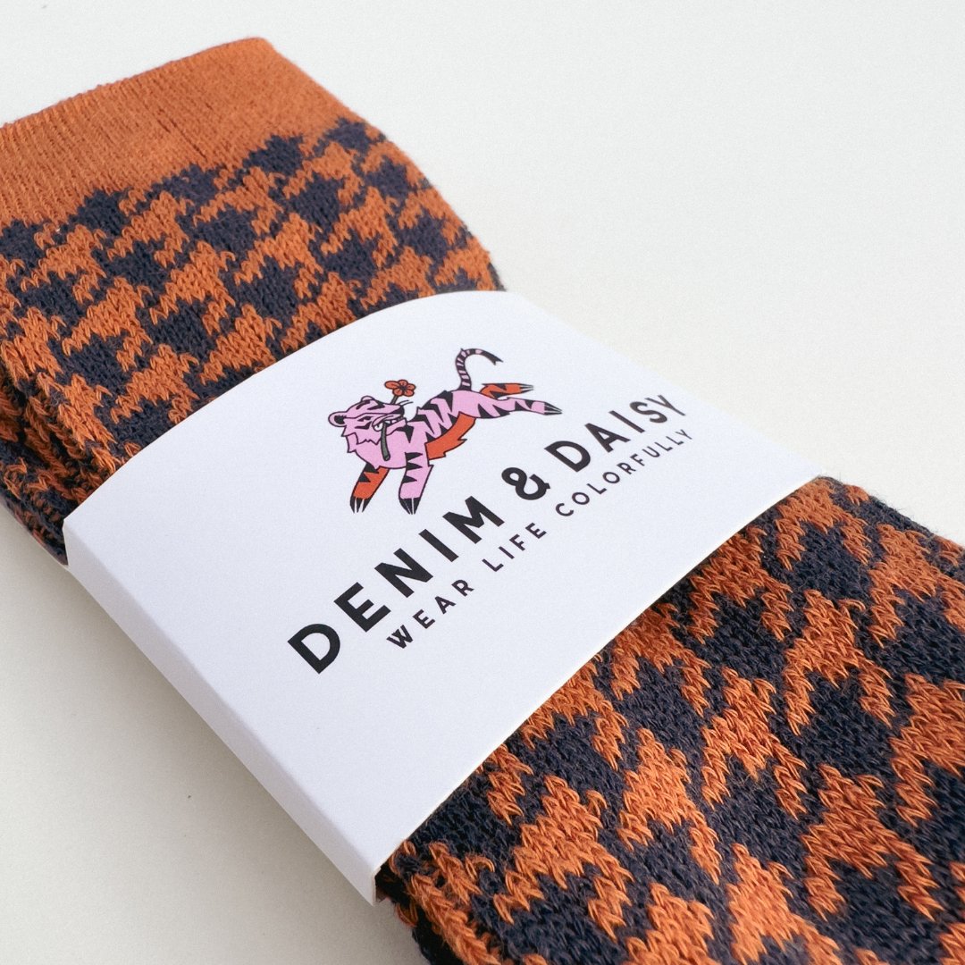 Load image into Gallery viewer, Denim &amp;amp; Daisy Pumpkin Houndstooth Socks - lily &amp;amp; onyx
